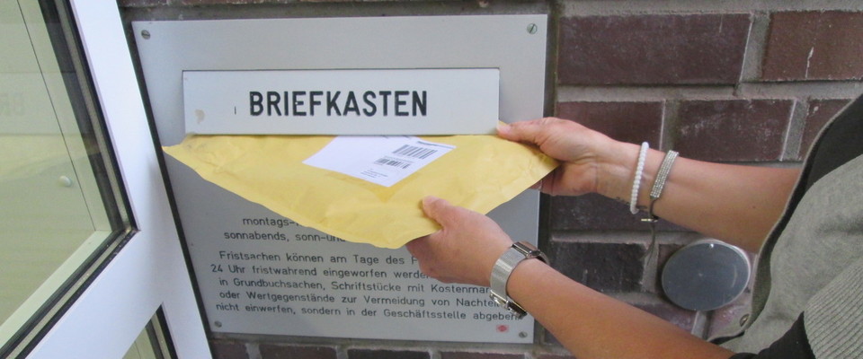 Posteinwurf im Briefkasten des Borkener Amtsgerichts