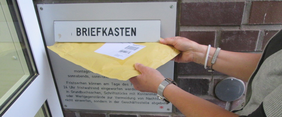 Posteinwurf im Briefkasten des Borkener Amtsgerichts