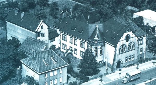 Luftbild des alten Amtsgerichts an der Raesfelder Straße in den 1950er Jahren. Etwas zurückliegend: das Gefängnis