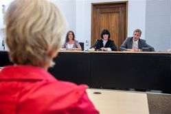 Zeugin vor Gericht Zeugin vor Gericht